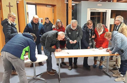 Zahlreiche Bürger tragen sich im Weilersbacher Dorfgemeinschaftshaus in die Unterschriftenliste ein. Foto: Preuß