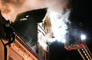 Bei einem Brand im Ortskern von Stetten ist in der Nacht auf Mittwoch ein unter Denkmalschutz stehendes Wohnhaus zerstört worden. Verletzt wurde niemand. Foto: Benjamin Beytekin