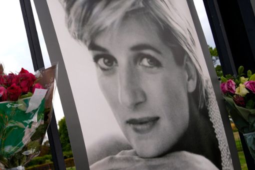 Noch heute ist sie das Vorbild von vielen: Blumen säumen ein Trauerfoto von Lady Diana.  Foto: Alastair Grant/AP/dpa