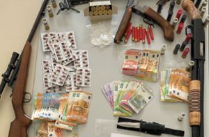 Die Polizei beschlagnahmte Geld, Waffen und Drogen. Foto: Ermittlungsgruppe Rauschgift/Mannheim