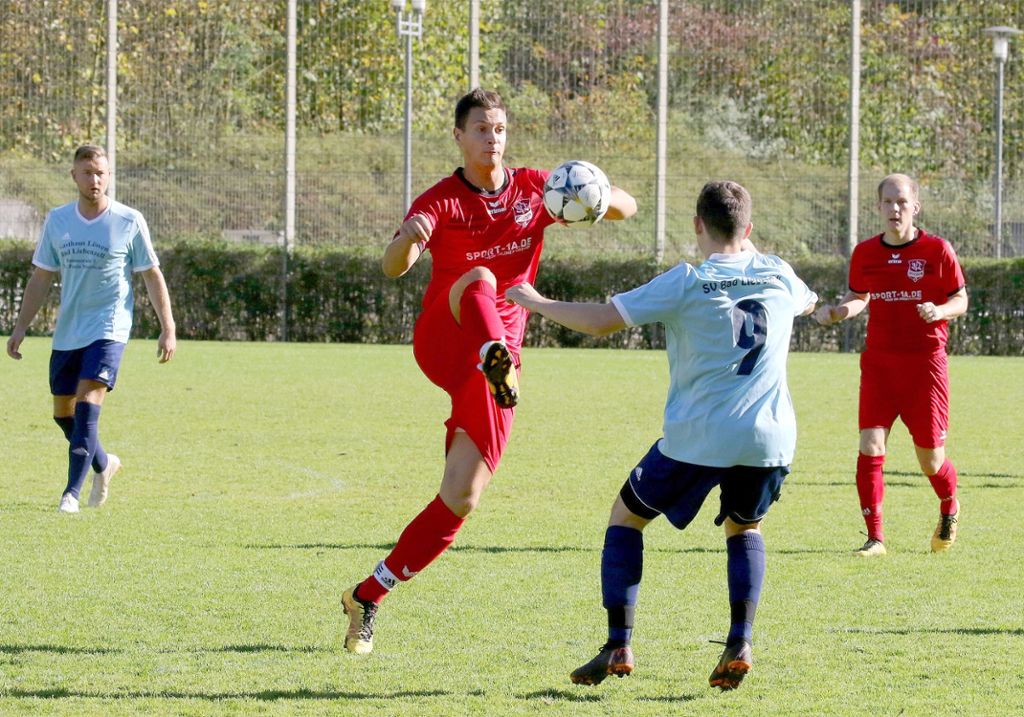 Dreimal ging der SV Bad Liebenzell in Führung – dreimal konnte der VfL Ostelsheim (rote Trikots) ausgleichen. Foto: Kraushaar Foto: Schwarzwälder Bote