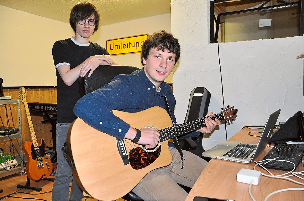 Dominik (rechts) und Mirko Büchele im Probenraum der Band, der sich im Keller ihres Elternhauses in Kappel befindet.   Foto: Schabel