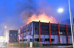 In Niedernhall muss die Feuerwehr mit einem Großaufgebot ausrücken. Die Firma Würth steht stundenlang in Flammen. Foto: dpa