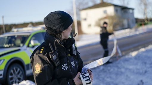 Polizisten sperren der Tatort in der Gemeinde Nes  ab. Foto: dpa/Fredrik Varfjell