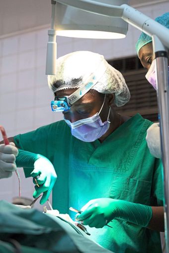 Die Ärztin Houma Kustermann bei einer Operation in Kamerun.  Foto: privat Foto: Schwarzwälder Bote