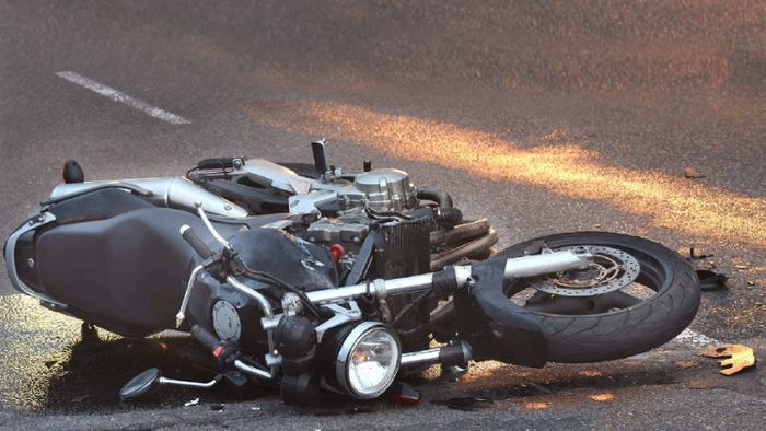 Motorradfahrer schlittert nach Sturz über Straße