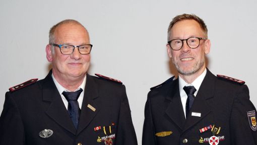 Die Landesehrenmedaille in Silber erhielten Clemens Munz (links) und Christian Vögele. Munz wurde zudem zum Ehrenkommandanten ernannt. Foto: Kiryakova