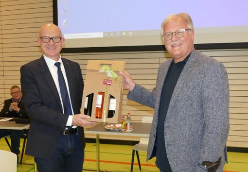 Oberbürgermeister Ralf Broß (links) verabschiedet den langjährigen Stadtbau-Chef Peter Hauser. Foto: Otto