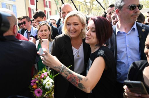 Selfie mit „Marine“: Le Pen auf dem    Markt des südfranzösischen Städtchens Pertuis Foto: AFP/Christophe Simon
