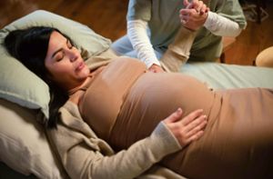 Die Hebamme kümmert sich auch vor der Geburt um die Schwangere. Foto: © KAMPUS - stock.adobe.com