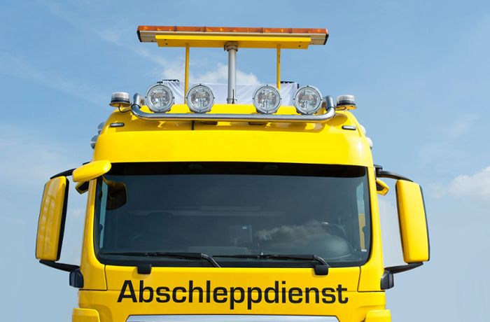 Unfall auf der A81: 23-Jährige prallt zwischen Rottweil und Oberndorf auf Lastwagen