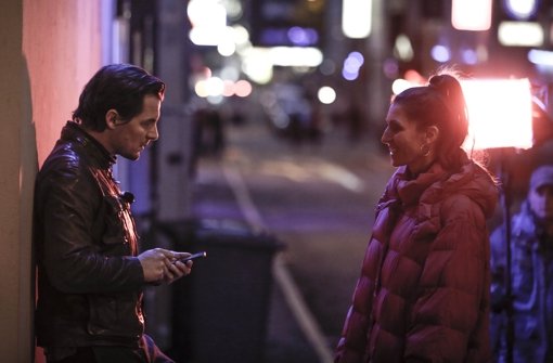 Felix Klare mit Komparsin bei den Dreharbeiten für den „Tatort“ im Leonhardsviertel Foto: Leif Piechowski