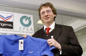 Michael Braungart mit Öko-T-Shirt von Trigema – Neue Produkte sollen den Konsum umweltfreundlicher machen. Foto: dpa