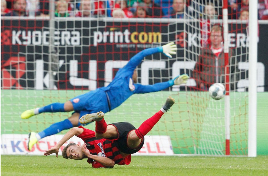 Der Freiburger Luca Waldschmidt (vorne) erzielt gegen Düsseldorfs Torwart Zackary Steffen das 2:1.