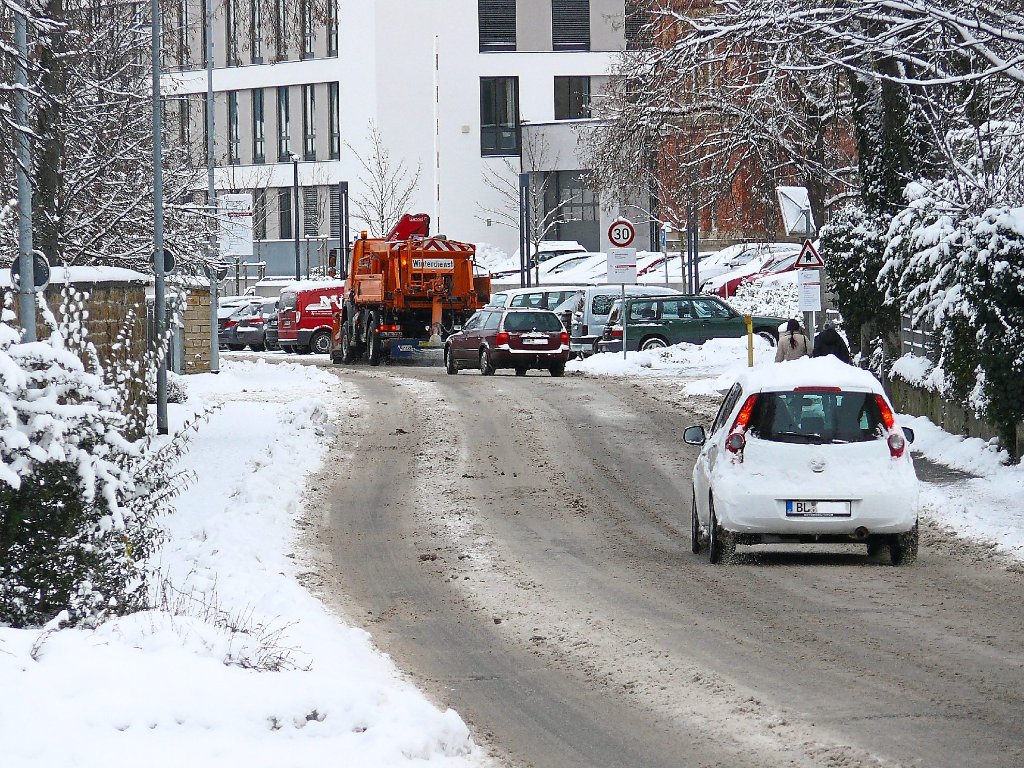 Pausenlos unterwegs sind die Räum- und Streufahrzeuge des Balinger Bauhofs. Bei lang anhaltendem Schneefall ist es zum Ärger der Autofahrer aber doch nicht möglich, die Straßen frei von  Eis und Matsch zu halten.