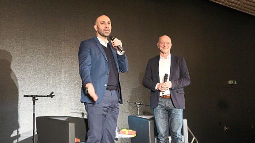 Ahmad Monsour am Mikrofon   in der Reihe Autor im Gespräch, rechts Moderator  Wolfgang Niess.  Foto: Zährl Foto: Schwarzwälder Bote