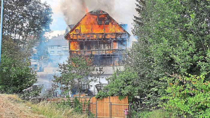 Haus an der B 33 steht lichterloh in Flammen