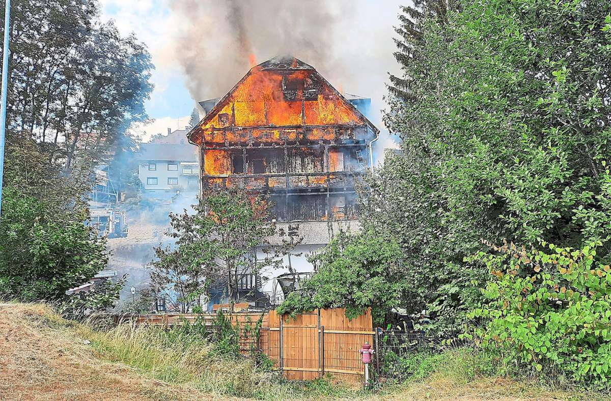 Brand in St. Georgen: Haus an der B 33 steht lichterloh in Flammen