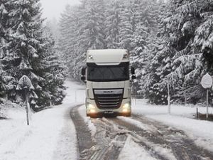 Ein Lastwagen hängt im Schnee fest. Foto: Hild