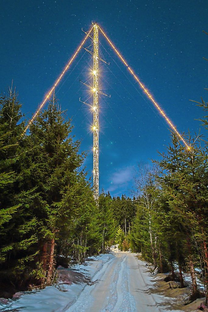 Der Linacher Windmessmast wurde über Weihnachten und die Jahreswende illuminiert. Foto: Siventis Foto: Schwarzwälder-Bote
