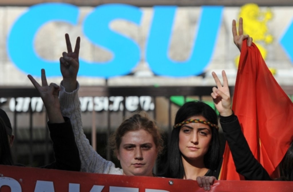 Kurden protestieren vor der CSU-Zentrale in München.