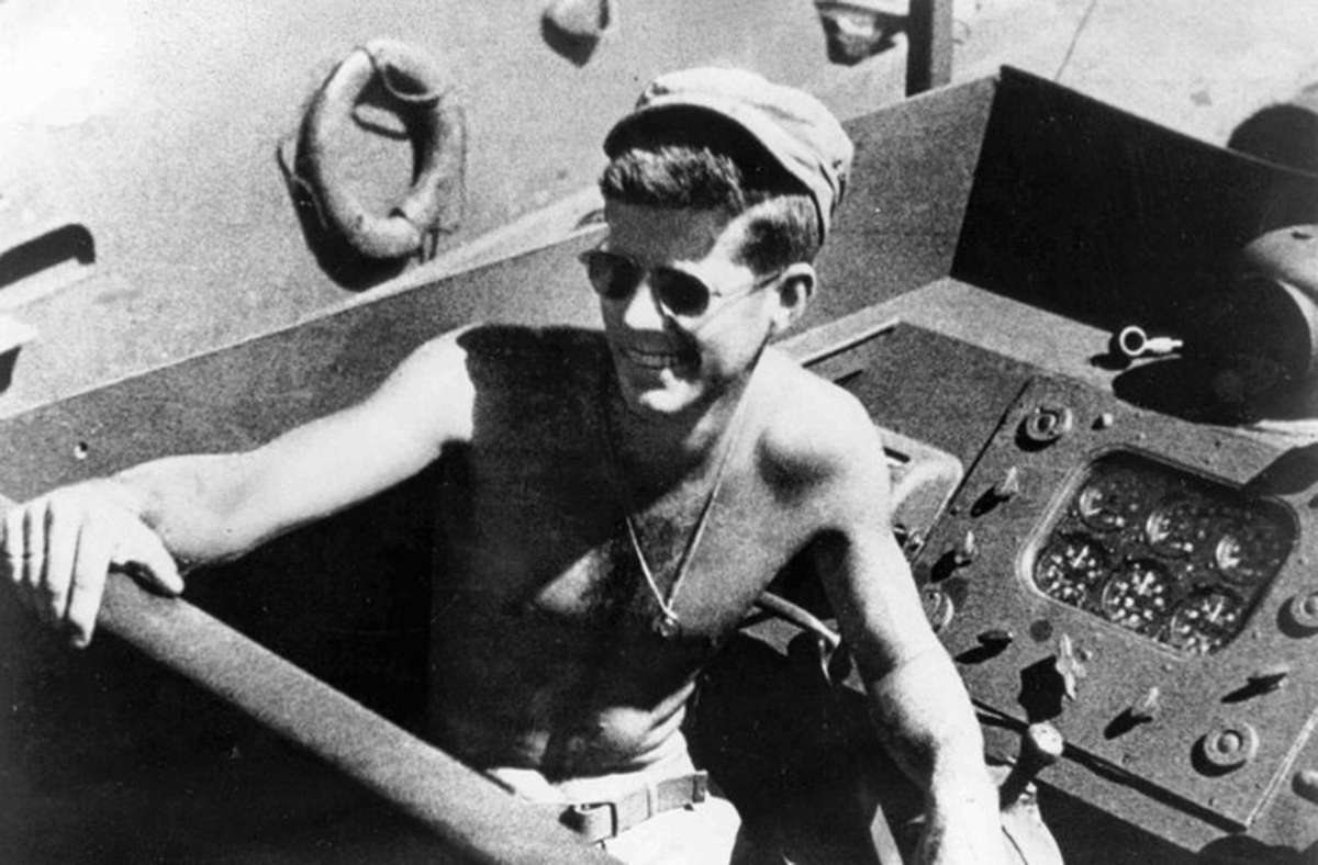 Mit freiem Oberkörper als Teilzeitkapitän: der frühere amerikanische Präsident John F. Kennedy war einer der ersten, der Fotos aus seinem Privatleben in legerer Freizeitkleidung zur Imagebildung eingesetzt hat. Bis heute gilt Kennedy vielen modisch Interessierten als Stilikone.