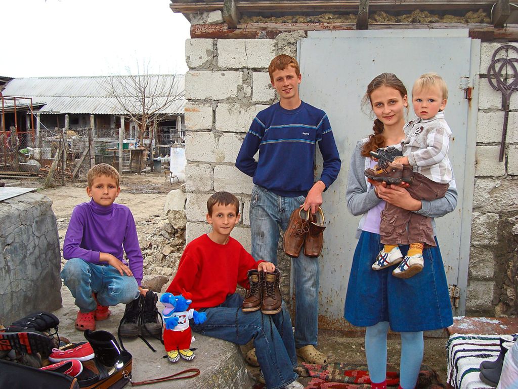 Moldawische Kinder freuen sich über die Textil-Spenden, die Martin Schunn über 2200 Kilometer mit dem Kleintransporter zu ihnen gefahren hat. Foto: Privat