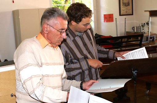 Roland Uhl (rechts) bereitet mit Karl Schmider das Mauritiuskonzert vor. Fotos: privat Foto: Schwarzwälder-Bote