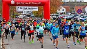 Rund 400 Läufer starten am Weiherstadion hinauf zur Burg Hohenzollern. Foto: Kauffmann