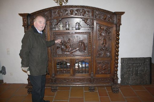 Der spanische Schrank ist ein Prunkstück: Siegfried Esslinger hat das Schlössle mit historischen Möbeln ausgestattet.   Fotos: Steinmetz Foto: Schwarzwälder-Bote
