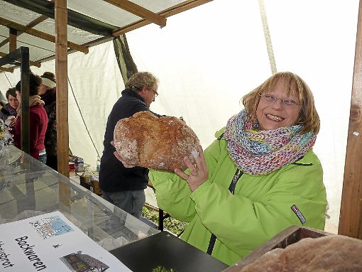 Auch frisch gebackenes Brot gehörte auf dem Simmozheimer Adventsmarkt zum Angebot. Foto: Selter-Gehring Foto: Schwarzwälder-Bote