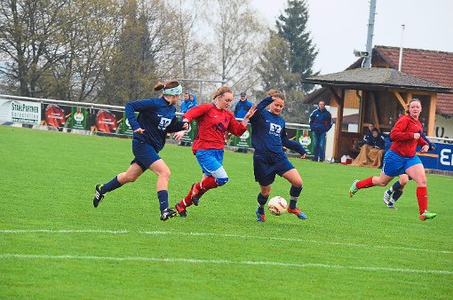 Mit drei Toren drehte Rebecca Breitenreuter (Bild Mitte) nach einem frühen Rückstand gegen die SpVgg Stuttgart-Ost das Spiel noch zugunsten des SV Musbach.  Foto: Schwark Foto: Schwarzwälder-Bote