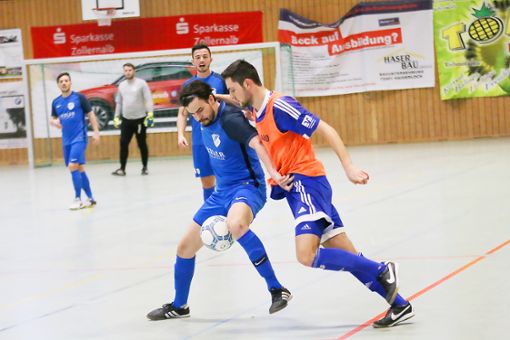 Gruols Torjäger Andreas Kohle versucht,  den Ball gegen  Levi Kolb vom TSV Trillfingen abzuschirmen.  Foto: Kara