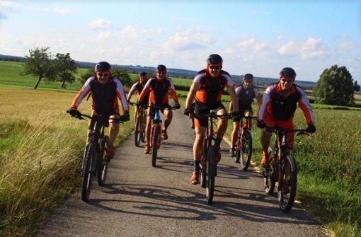 Das Team Speedy Mühlbachtal vor der Ausfahrt: Seit 20 Jahren gibt es die Vöhringer Mountainbike-Gruppe. Foto: Steinmetz