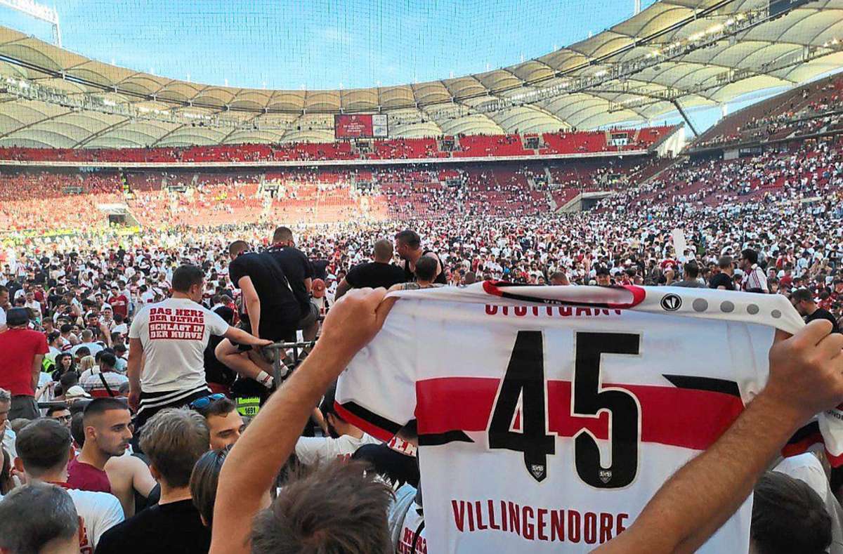 Die 45: Der Villingendorfer Fanclub wird vor dem Spiel auf den Rasen gebeten und ausgezeichnet. Nach dem Spiel drängt es so viele aufs Grün. Foto: Lopez