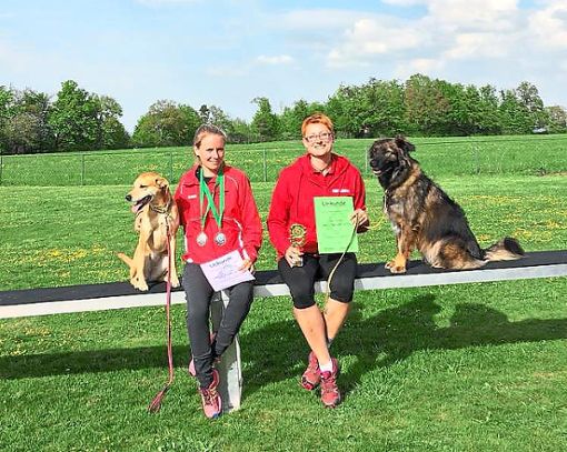 Janina Präger (links) und Sandra Behrendt erzielten mit ihren Hunden hervorragende Platzierungen.  Foto: Verein Foto: Schwarzwälder Bote