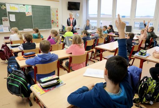 Am Montag geht die Schule wieder los, doch etliche Lehrerstellen bleiben unbesetzt. Symbol-Foto: Wüstneck Foto: Schwarzwälder Bote