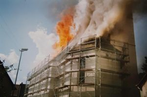 Schreck am 11. September 1992 gegen 13.30 Uhr: Die Neukircher Kirche brennt. Foto: Günther Mink