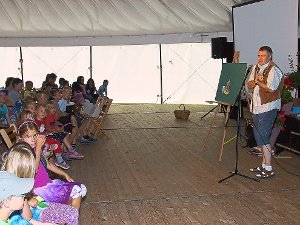 Dieter Kunz bringt Kindern biblische Geschichten und Themen näher. Foto: May Foto: Schwarzwälder-Bote