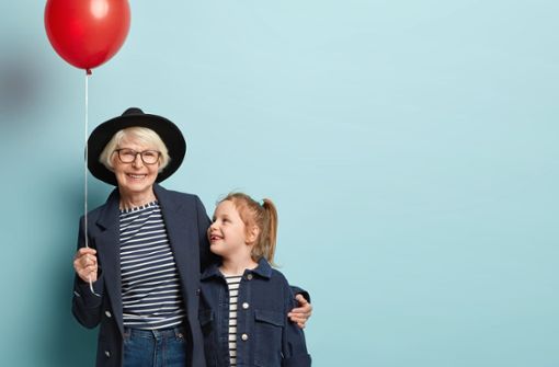 Ohne Großmutter würde es in einigen Familien nicht funktionieren. Drei Beispiele, wenn die Oma zur Ersatzmutter wird. Foto: Wayhome Studio - stock.adobe.com