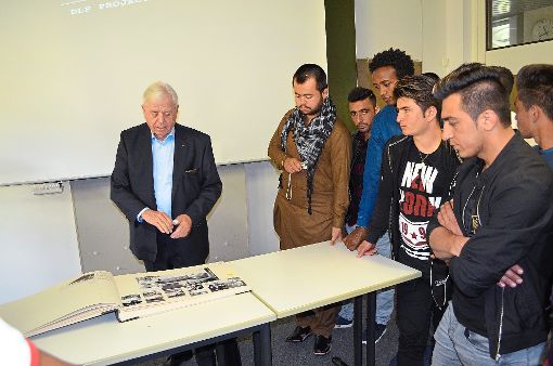 Unternehmer Rolf Benz (links) berichtete den Flüchtlingen über seine beruflichen Anfänge im Schwarzwald. Foto: Müller Foto: Schwarzwälder-Bote
