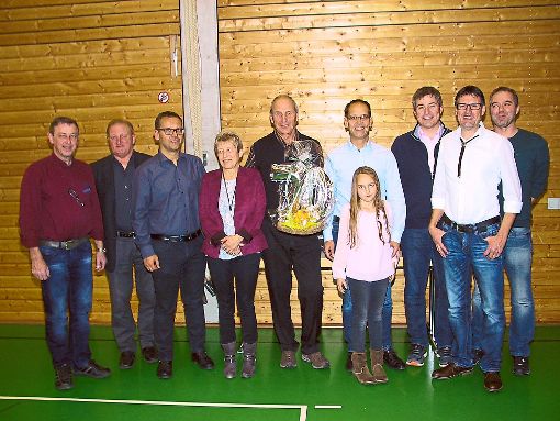 Vertreter der Heiligenzimmerner Vereine  gratulieren ihrem Förderer   Arnold Kotz   (Mitte) in der Festhalle   zu seinem 70. Geburtstag.  Foto: May Foto: Schwarzwälder-Bote