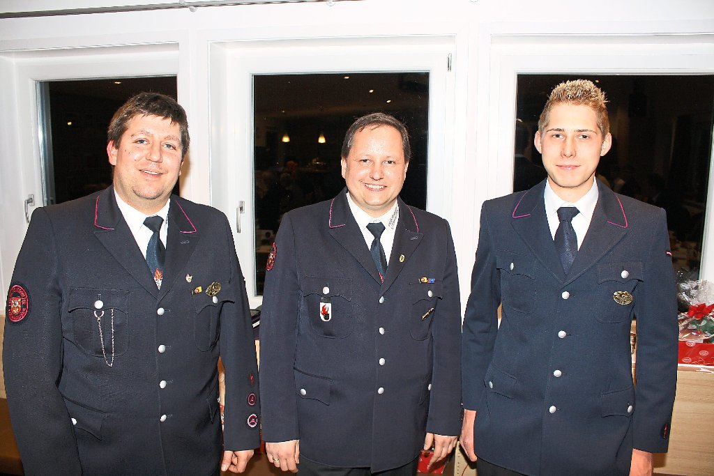 Steffen Steinl (links) und Ingo Wassilowski (Mitte) wurden bei der Feuerwehr-Hauptversammlung in ihren Führungsämtern bestätigt. Neuer Schriftführer  ist Robert Tschöke (rechts).  Foto: Köncke