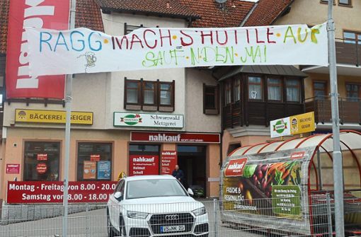 Dieses 1. Mai-Banner in der Niedereschacher Ortsmitte hat einiges bewegt. Foto: Bantle