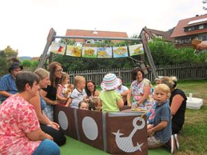 Beim Sommerfest der Kinderkrippe Im Oberrain  setzten sich die Kinder auch  in die selbst gebaute Arche.   Foto: Kinderkrippe Foto: Schwarzwälder Bote