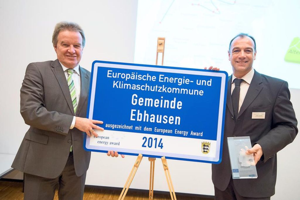 Umweltminister Franz Untersteller überreicht den European Energy Award an Ebhausens Bürgermeister Volker Schuler. Foto: Stollberg
