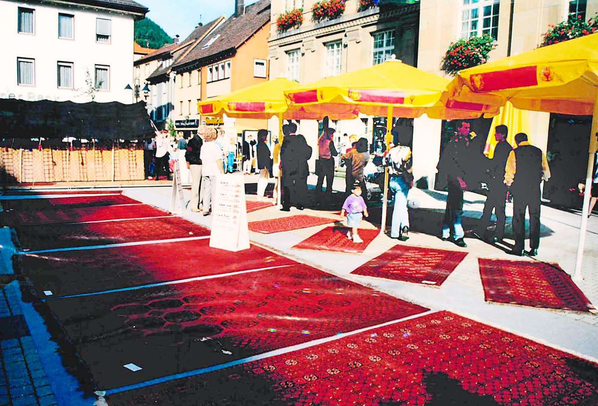 Zum 100-jährigen Bestehen verwandelt sich der Rathausplatz 1995 zum Roten Platz und...Fotos: Renz-Archiv Foto: Schwarzwälder Bote