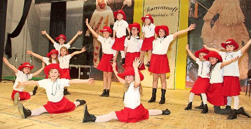 Die Mädels der Mini-Garde  freuen sich auf ihre Auftritte an den närrischen Tagen.  Foto: Schwörer Foto: Schwarzwälder-Bote