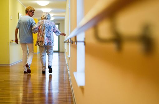 Gute Altenpflege erfordert höhere Löhne und stabilere Beiträge. Foto: dpa/Christoph Schmidt