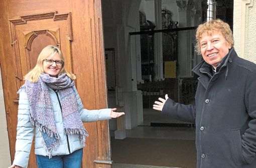 Gemeindereferentin Annette Steck und Pfarrer Johannes Holdt laden zum Besuch der Wallfahrtskirche Weggental bei Rottenburg ein. Foto: Moser/DRS